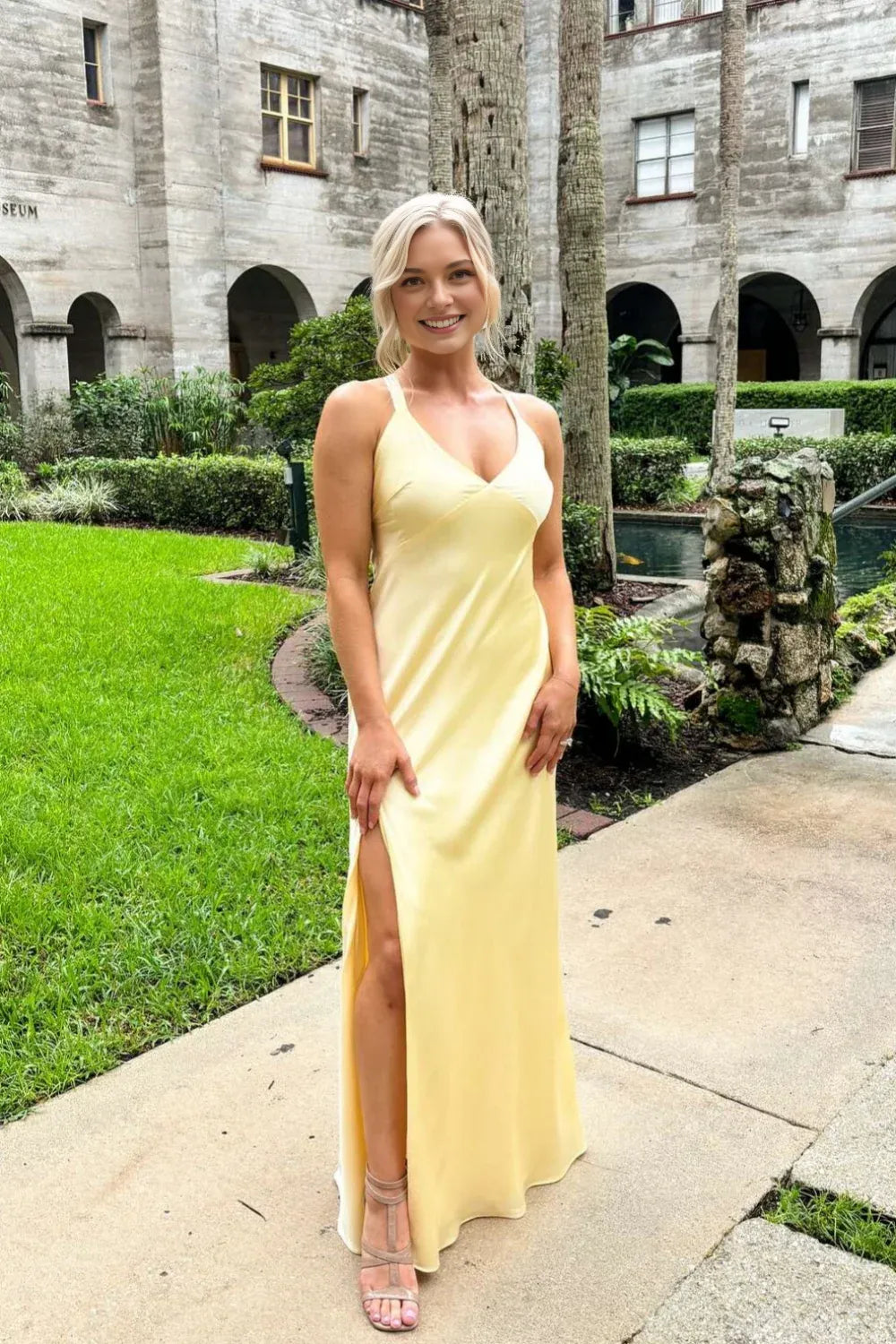 Robe longue en satin jaune à col en V et fente pour bal de promo